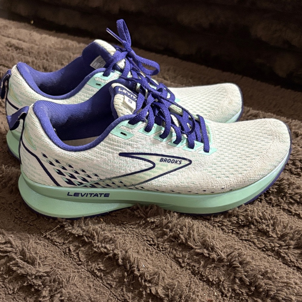 Brooks Women's Levitate 5 Athletic Shoes - White and Purple